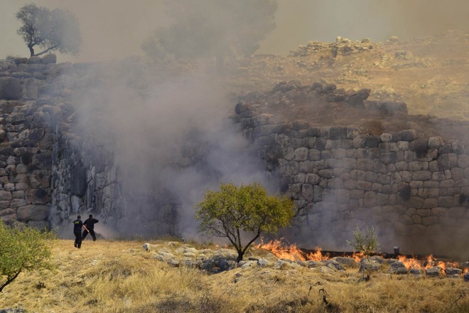 Φωτιά στις Μυκήνες: Δεν υπάρχουν ζημιές σε αρχαιότητες λέει το ΥΠΠΟ