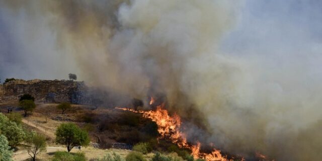 Φωτιά στις Μυκήνες: Εικόνες από τον φλεγόμενο αρχαιολογικό χώρο