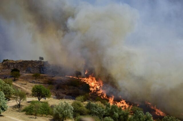 Φωτιά στις Μυκήνες: Εικόνες από τον φλεγόμενο αρχαιολογικό χώρο