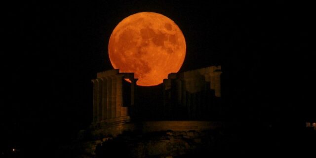 Πανσέληνος Αυγούστου: Καρέ από το ομορφότερο φεγγάρι του χρόνου