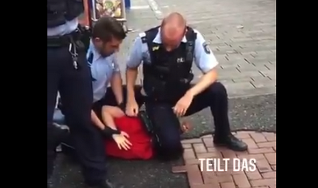 Σοκαριστικό βίντεο: Αστυνομικός στη Γερμανία γονατίζει στο λαιμό ανήλικου
