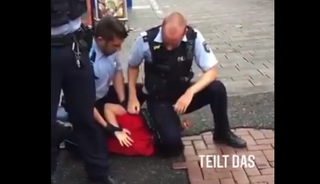 Σοκαριστικό βίντεο: Αστυνομικός στη Γερμανία γονατίζει στο λαιμό ανήλικου