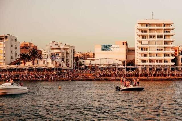 Γερμανία: Ο υπουργός Υγείας επικρίνει τις “διακοπές με τα πάρτι”