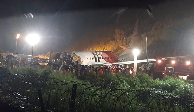 Ινδία: Αεροσκάφος με 191 επιβαίνοντες κόπηκε στα δύο – Νεκροί και τραυματίες