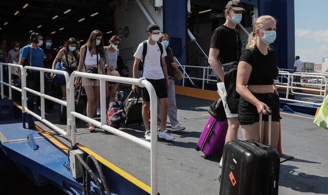 Κορονοϊός: “Καλπάζει” στην Αττική – Επί ποδός ενόψει της επιστροφής των εκδρομέων
