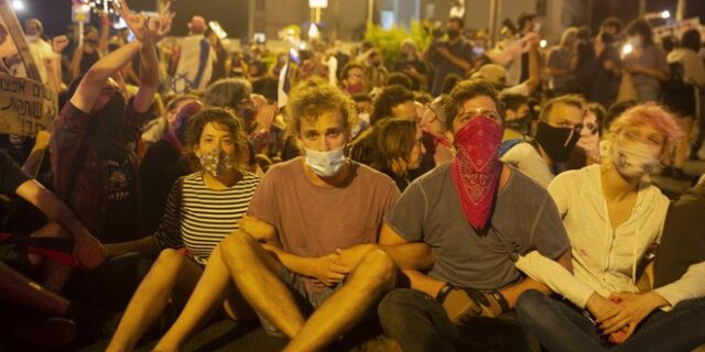 Οι Ισραηλινοί έξω από το σπίτι του Νετανιάχου, ζητούν την παραίτησή του