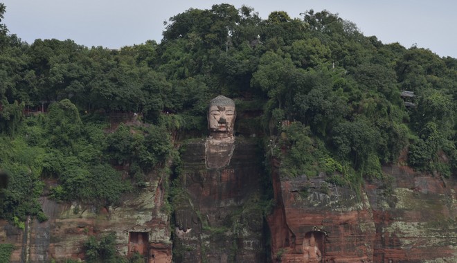 Κίνα: Πλημμύρες απειλούν τεράστιο άγαλμα του Βούδα