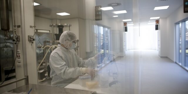 AstraZeneca: Ξεκίνησε το τελευταίο στάδιο κλινικών δοκιμών του υποψήφιου εμβολίου