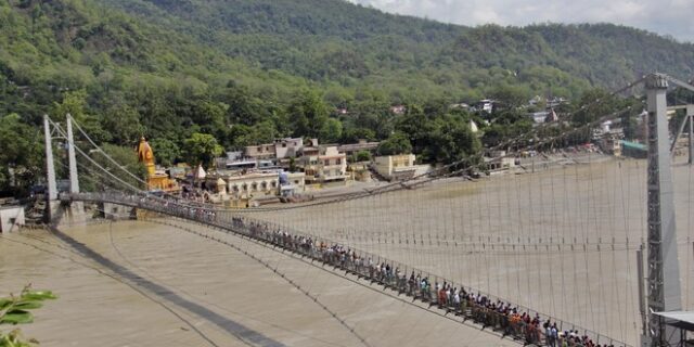 Συνελήφθη Γαλλίδα που τράβηξε βίντεο γυμνή σε ιερή γέφυρα της Ινδίας