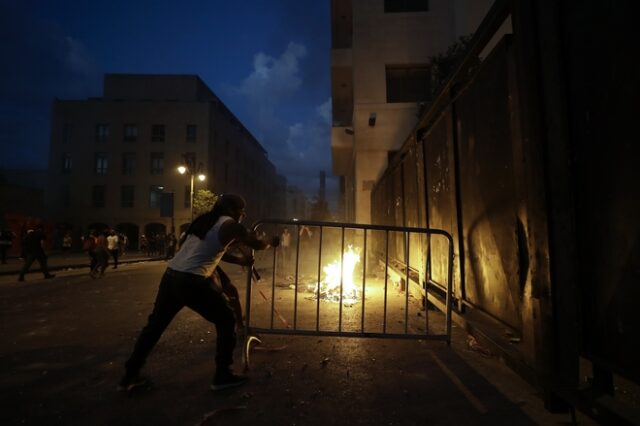 Λίβανος: Φωτιές και δακρυγόνα –  Διαδηλωτές εισέβαλαν σε υπουργεία