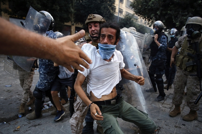 Χάος στον Λίβανο: Νεκρός αστυνομικός σε συγκρούσεις – Χιλιάδες στους δρόμους