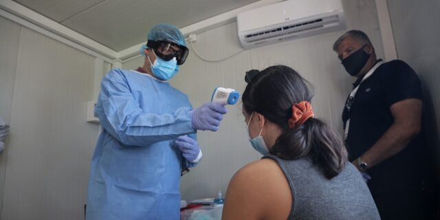 Κορονοϊός: Με τυχαίους ελέχχους και φυλλάδια στα λιμάνια “θωρακίζουν” την Αττική