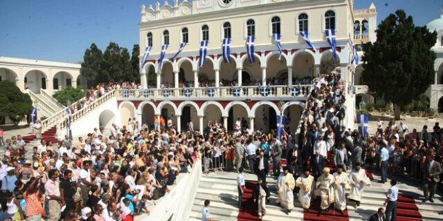 Μέτρα για Κορονοϊό: Απαγορεύονται οι λιτανείες – Χωρίς όρθιους τα μπαρ μέχρι τέλος Αυγούστου