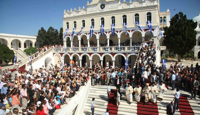 Μέτρα για Κορονοϊό: Απαγορεύονται οι λιτανείες – Χωρίς όρθιους τα μπαρ μέχρι τέλος Αυγούστου