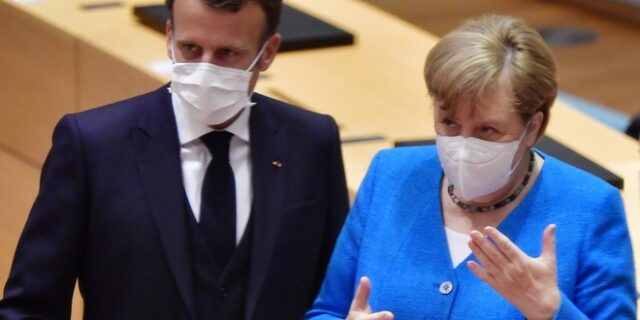 Bloomberg: Μέρκελ – Μακρόν τράβηξαν το “αυτί” της Ελλάδας για ταξιδιώτες με Sputnik και Sinopharm