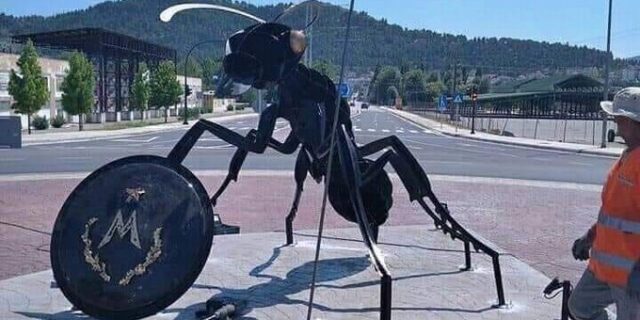 Φάρσαλα: Χαμός στο Twitter με το άγαλμα μυρμήγκι αφιερωμένο στους Μυρμιδόνες