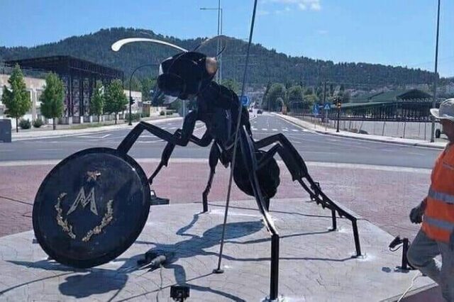 Φάρσαλα: Χαμός στο Twitter με το άγαλμα μυρμήγκι αφιερωμένο στους Μυρμιδόνες