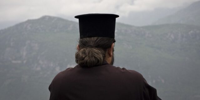 Ο πρωθυπουργός κι ο ηγούμενος: Η αμετροέπεια εκδικείται, η βλακεία σκοτώνει…