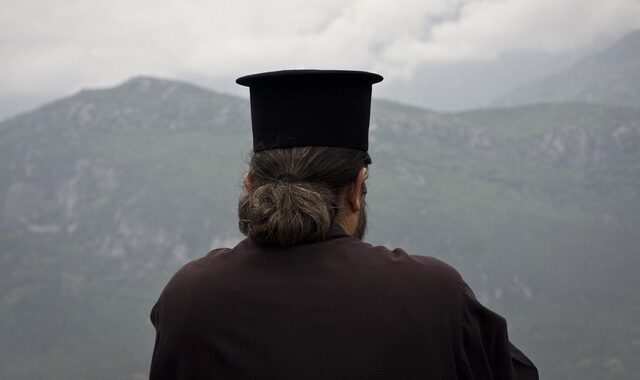 Ο πρωθυπουργός κι ο ηγούμενος: Η αμετροέπεια εκδικείται, η βλακεία σκοτώνει…