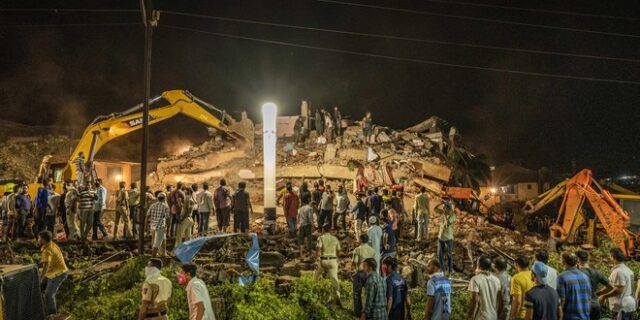 Ινδία: Παιδί 4 ετών ανασύρθηκε ζωντανό από τα συντρίμμια της πολυκατοικίας που κατέρρευσε