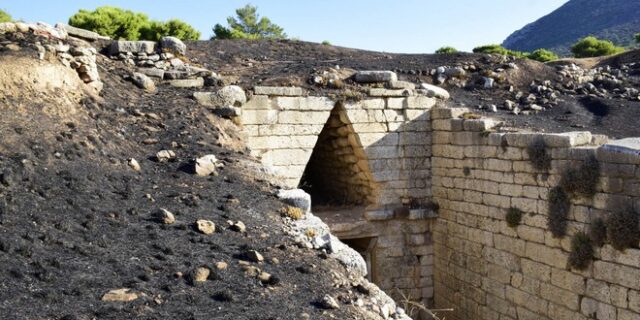 Φωτιά στις Μυκήνες: Οι φθορές και το “λίγο καμένο που θα βλέπει ο επισκέπτης”