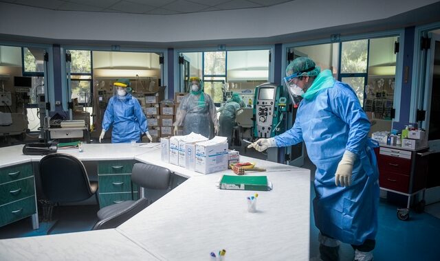 Κορονοϊός: Υποχρεωτικά τεστ για τους υγειονομικούς που επιστρέφουν από άδεια