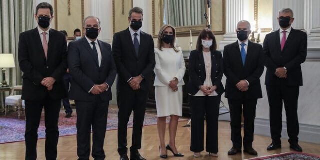 Ορκίστηκαν με μάσκες οι νέοι υπουργοί και υφυπουργοί