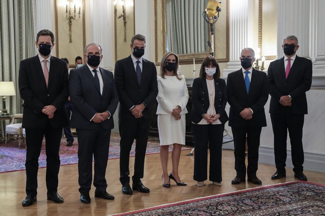 Ορκίστηκαν με μάσκες οι νέοι υπουργοί και υφυπουργοί
