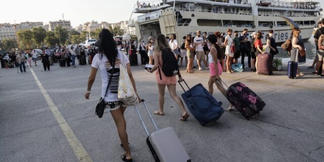 Διακοπές στη σκιά του κορονοϊού – Αυξημένη κίνηση στο λιμάνι του Πειραιά