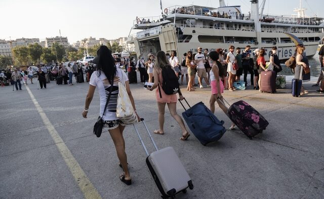 Διακοπές στη σκιά του κορονοϊού – Αυξημένη κίνηση στο λιμάνι του Πειραιά