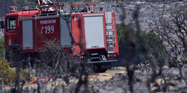 Μεγάλη φωτιά καταστρέφει ολοσχερώς αποθήκη πλαστικών και ξυλείας στον Ασπρόπυργο