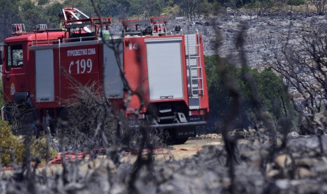 Μεγάλη φωτιά καταστρέφει ολοσχερώς αποθήκη πλαστικών και ξυλείας στον Ασπρόπυργο