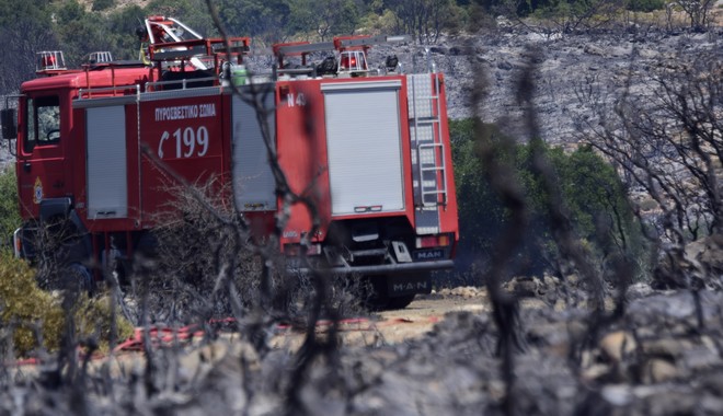 Μεγάλη φωτιά καταστρέφει ολοσχερώς αποθήκη πλαστικών και ξυλείας στον Ασπρόπυργο