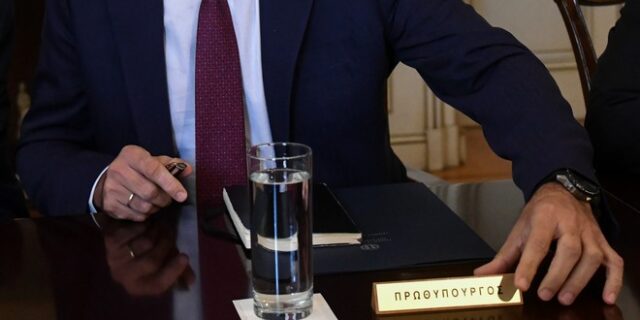 “Πρωθυπουργικές φρουρές”: Τα πρόσωπα αλλάζουν, το φαινόμενο μένει