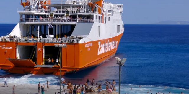 Συγκινητικό έθιμο στη Σίκινο: Κάτοικοι αποχαιρετούν τους τουρίστες με βουτιές στο λιμάνι