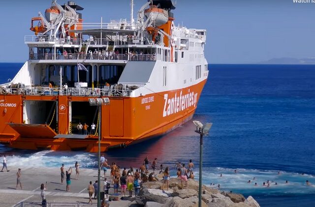 Συγκινητικό έθιμο στη Σίκινο: Κάτοικοι αποχαιρετούν τους τουρίστες με βουτιές στο λιμάνι