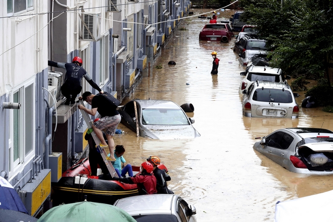 Νότια Κορέα: Νεκροί και αγνοούμενοι από σφοδρή κακοκαιρία