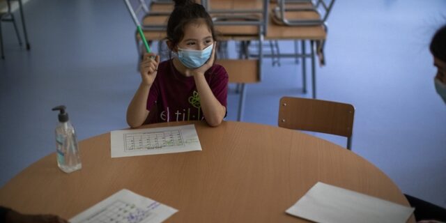 Ισπανία: Υποχρεωτική στα σχολεία η μάσκα για παιδιά άνω των 6 ετών