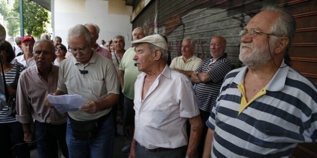 Συνταξιούχοι σε απόγνωση: Μετά τα “κουρεμένα” αναδρομικά έρχεται και ο φόβος της εφορίας