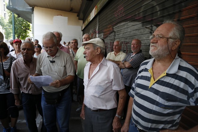 Συνταξιούχοι σε απόγνωση: Μετά τα “κουρεμένα” αναδρομικά έρχεται και ο φόβος της εφορίας