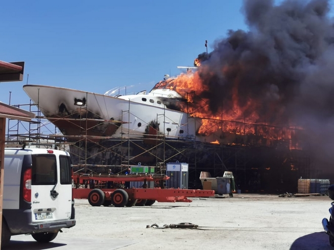 Σύρος: Έκρηξη σε ναυπηγείο – Καταστράφηκε θαλαμηγός