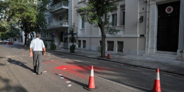 Κούρδοι πέταξαν μπογιές και τρικάκια εναντίον της τουρκικής Πρεσβείας