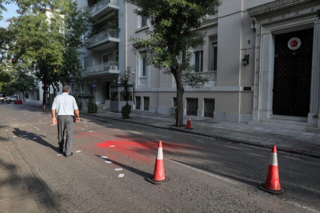 Κούρδοι πέταξαν μπογιές και τρικάκια εναντίον της τουρκικής Πρεσβείας