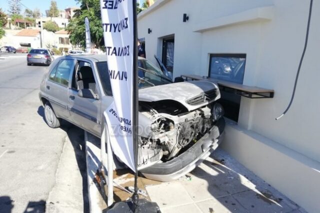 Χανιά: Αυτοκίνητο ξέφυγε της πορείας του και καρφώθηκε σε τοίχο