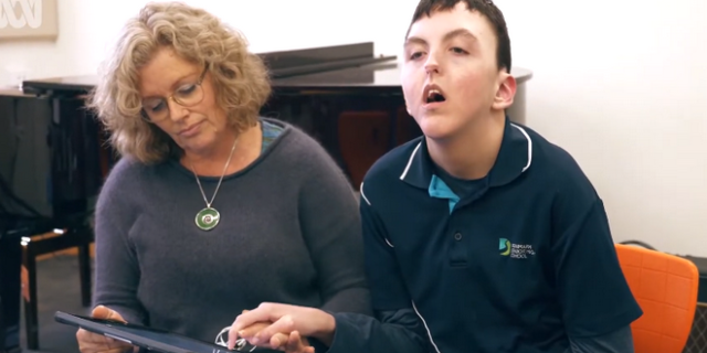 “Δεν έχω φωνή, αλλά έχω πολλά να πω” – Η συγκλονιστική ιστορία ενός 16χρονου βωβού μουσικού