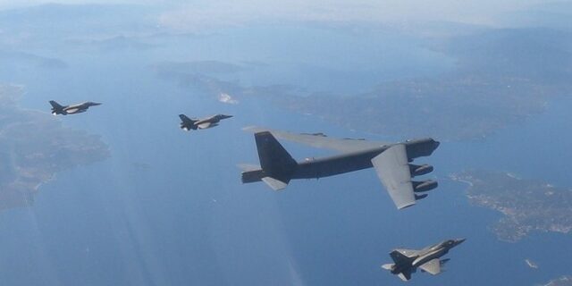 Ελληνικά F-16 συνόδευσαν αμερικανικό βομβαρδιστικό – Πέταξαν εντός FIR Αθήνας και Σκοπίων