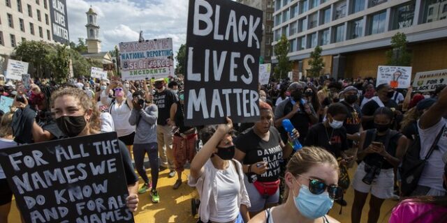 Black Lives Matter: Έκθεση με πανό και αίθουσα όπου οι επισκέπτες γονατίζουν για 8 λεπτά