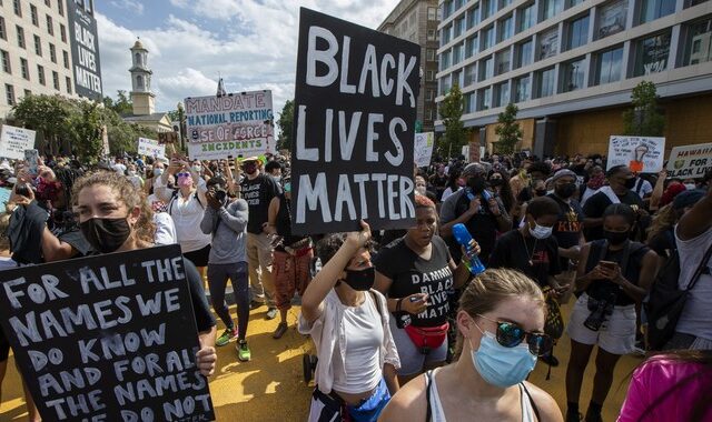 Black Lives Matter: Έκθεση με πανό και αίθουσα όπου οι επισκέπτες γονατίζουν για 8 λεπτά