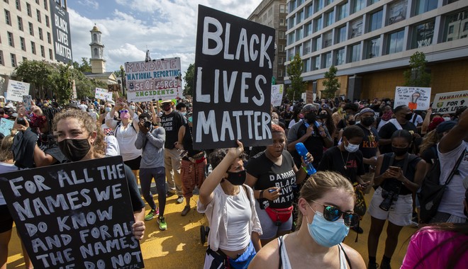 Black Lives Matter: Έκθεση με πανό και αίθουσα όπου οι επισκέπτες γονατίζουν για 8 λεπτά