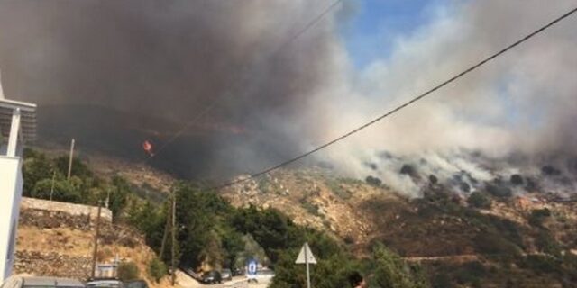 Σε ύφεση η φωτιά στη Νάξο – Επιστρέφουν σπίτια τους οι κάτοικοι